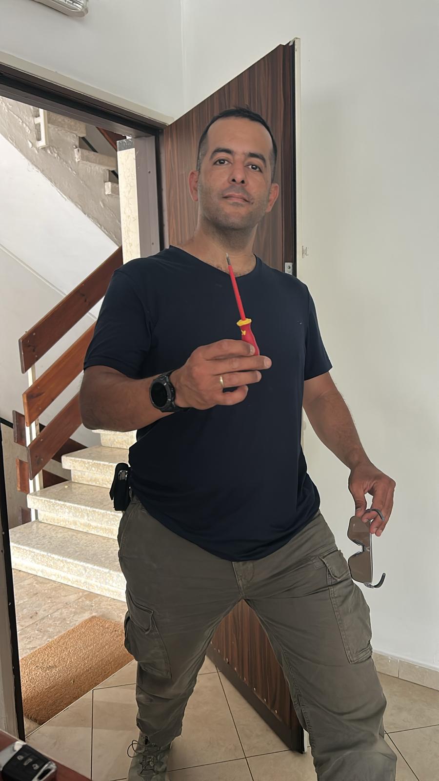 עידו הנדימן עם כלי עבודה