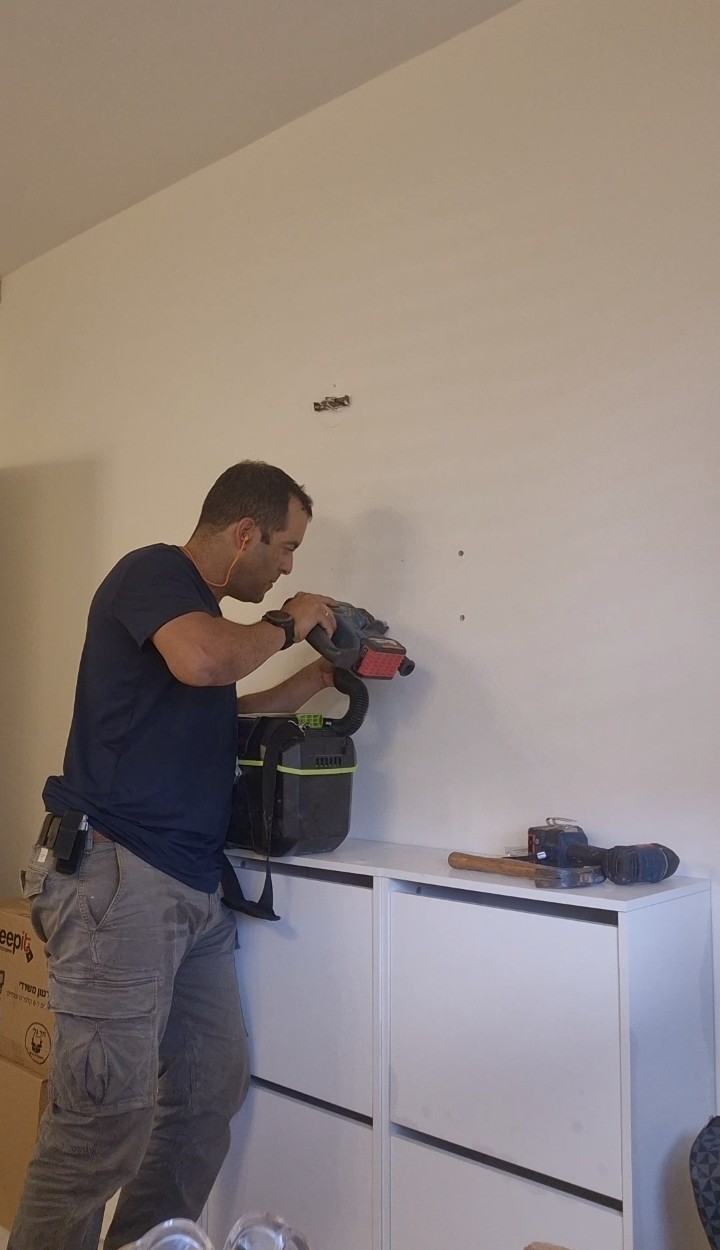 עידו מקדח בבית לקוח